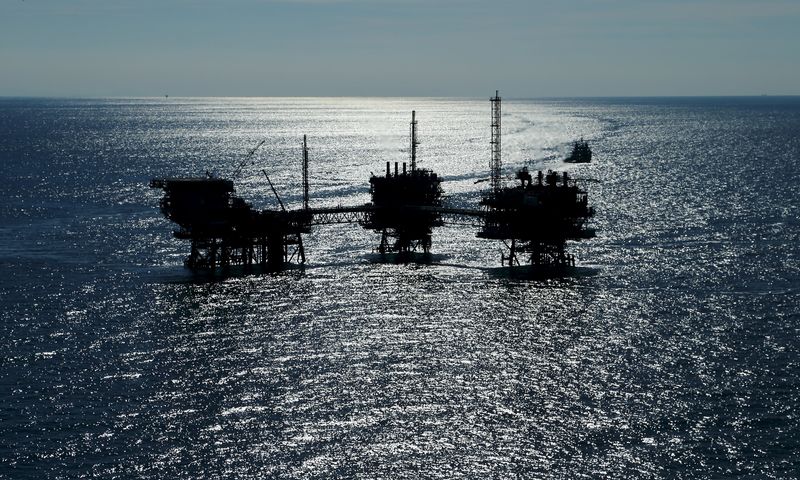 © Reuters. Нефтяная платформа в Адриатическом море 