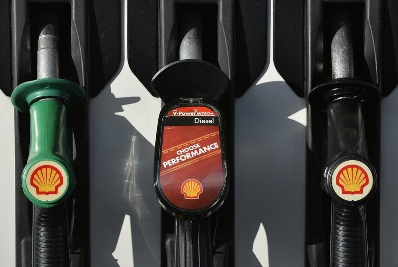 © Reuters. Shell logos are seen on fuel pumps at a petrol station in west London