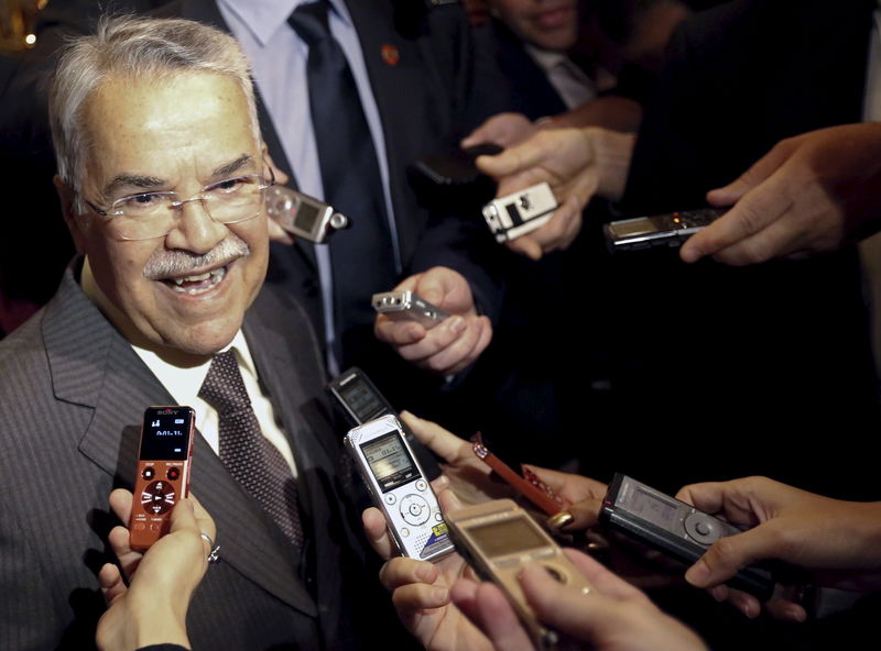 © Reuters. Naimi talks to journalists in Vienna