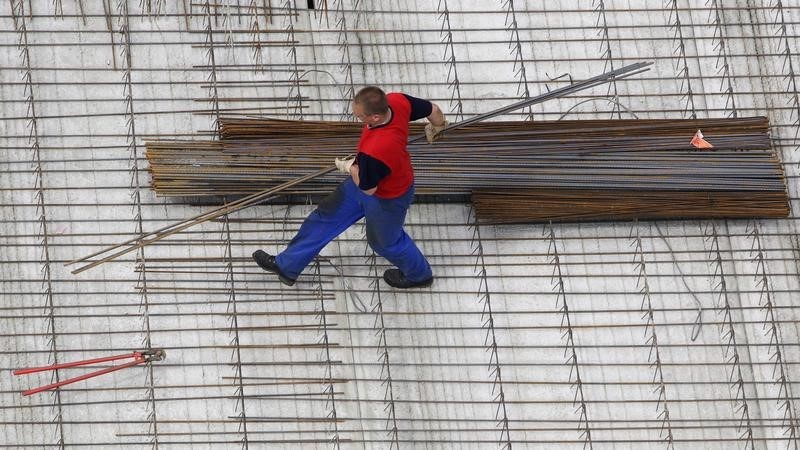 © Reuters. A construction worker works at a site of a luxury apartment building in Berlin