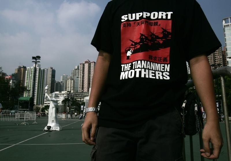 © Reuters. A man wears a T-shirt at Hong Kong's Victoria Park