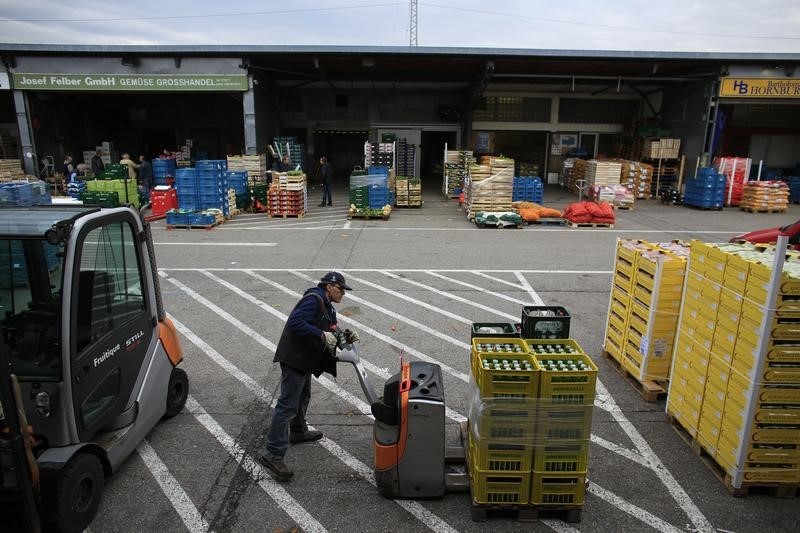 © Reuters. Abel moves a pallet as he works at a fruit and vegetable warehouse in Munich