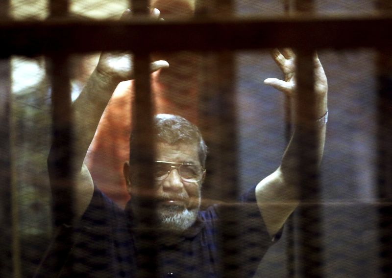© Reuters. مد أجل النطق بالحكم على الرئيس المصري السابق مرسي حتى 16 يونيو