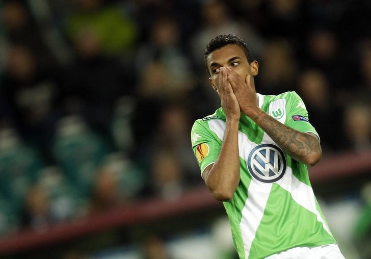 © Reuters. Luiz Gustavo, do clube alemão Wolfsburg, durante partida contra o Napoli