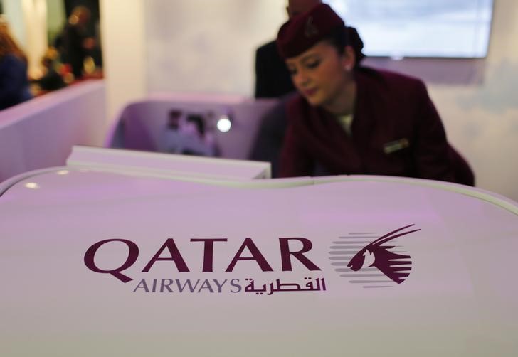 © Reuters. Comissária de bordo da Qatar Airways durante exibição em Dubai