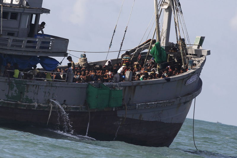 © Reuters. وزير: البحرية في ميانمار تتحقق من هوية 727 مهاجرا في مكان "آمن"