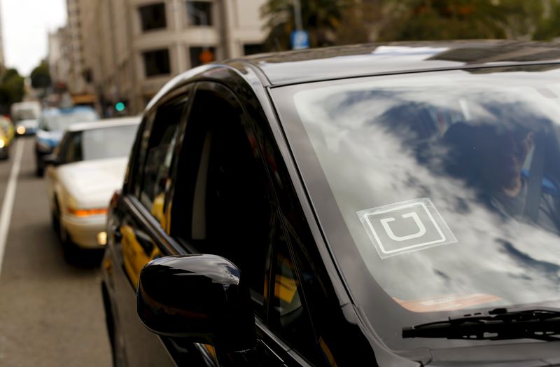 © Reuters. Logotipo do Uber visto em um carro