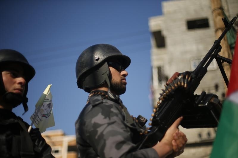 © Reuters. شهود: قوات الأمن التابعة لحماس تقتل ناشطا في تبادل لإطلاق النار في غزة