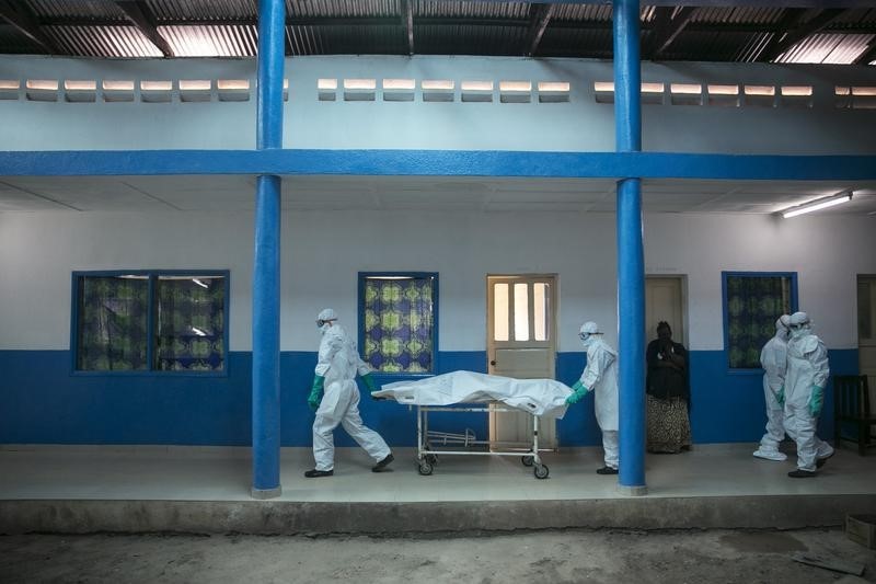 © Reuters. خطر وصول الايبولا الى غينيا بيساو يتزايد مع توتر الوضع على الحدود