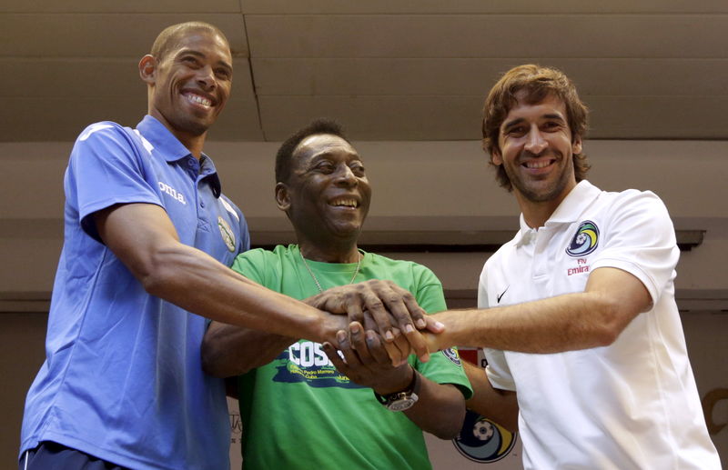 © Reuters. Pelé e os jogadores Márquez, de Cuba, e Raúl, do New York Cosmos, em Havana