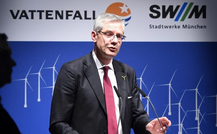 © Reuters. Hall, CEO and President of Vattenfall delivers speech during Dan Tysk offshore wind farm opening ceremony in Hamburg