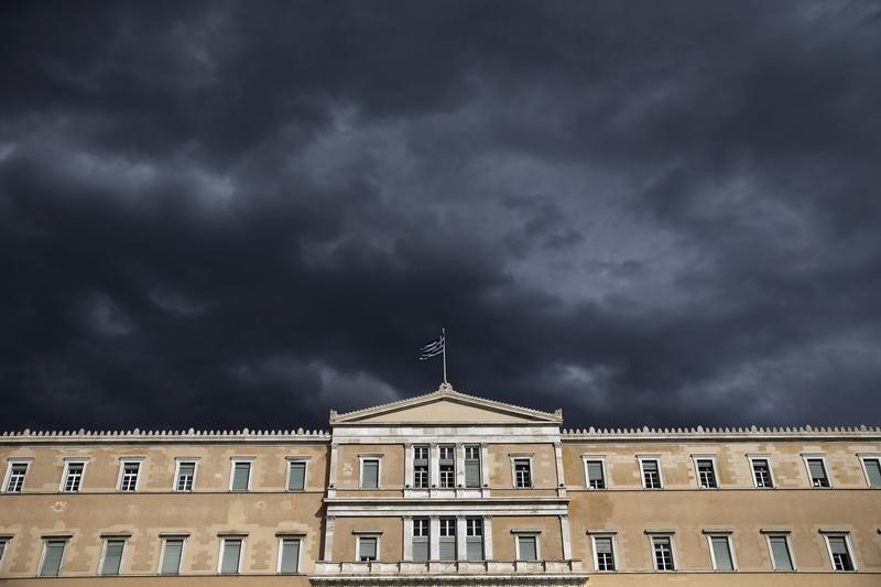 © Reuters. Bandeira grega no prédio do Parlamento, em Atenas