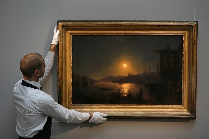 © Reuters. Funcionário da Sotheby's com quadro de Ivan Aivazovsky "Evening in Cairo" em Londres