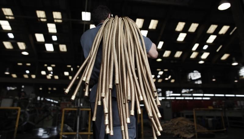 © Reuters. Funcionário carrega tubos de cobre na metalúrgica SPTF, em São Paulo 