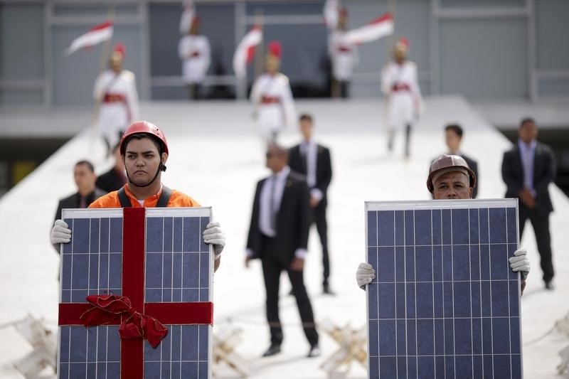 © Reuters. Ativistas do Greenpeace seguram painéis solares em protesto no Palácio do Planalto, em Brasília