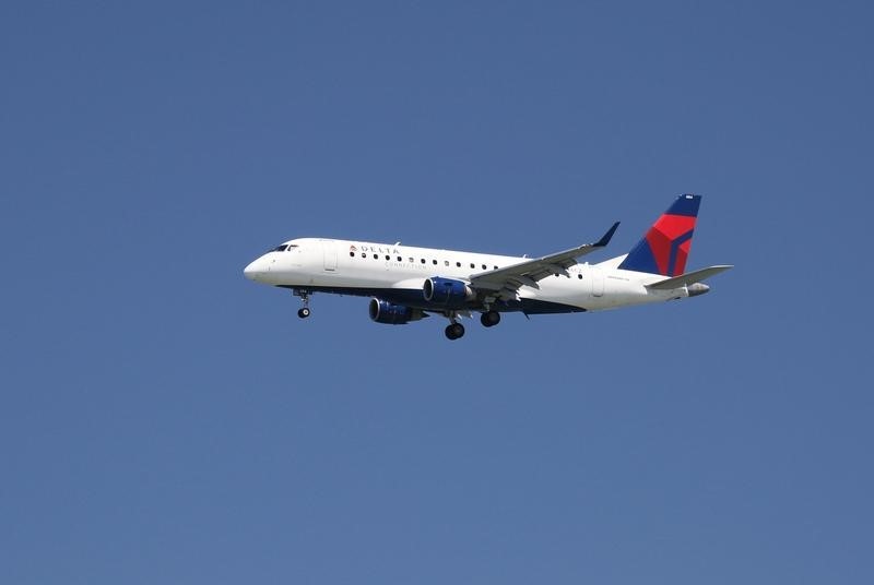 © Reuters. A Delta Airlines Embraer 175, with Tail Number N604CZ, lands at San Francisco International Airport, San Francisco