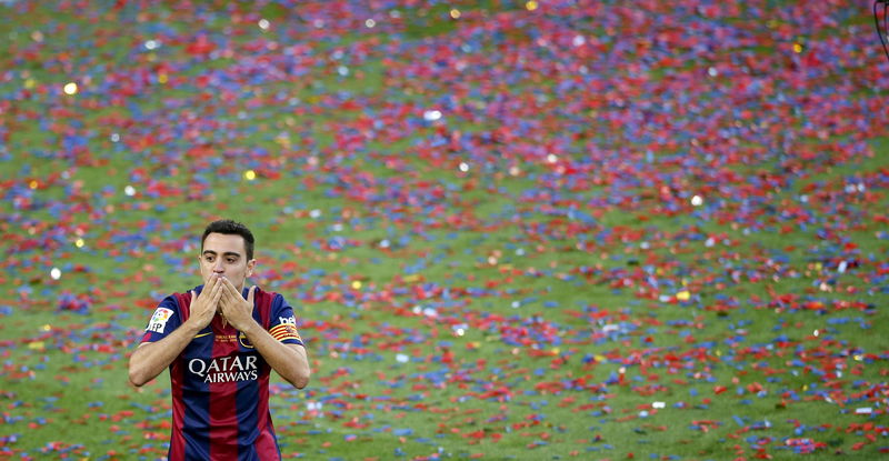 © Reuters. Barcelona's captain Xavi Hernandez blows kisses to the crowd during his tribute at Camp Nou stadium in Barcelona