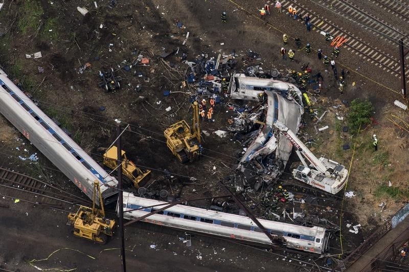 © Reuters. Emergency workers search for bodies inside derailed Amtrak train in Philadelphia, Pennsylvania