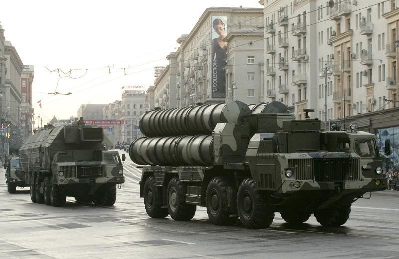© Reuters. Ракетные комплексы С-300 во время репетиции парада на улицах Москвы