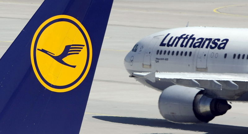 © Reuters. File photo of aircrafts of German carrier Lufthansa parked on the tarmac during a strike at Munich's airport