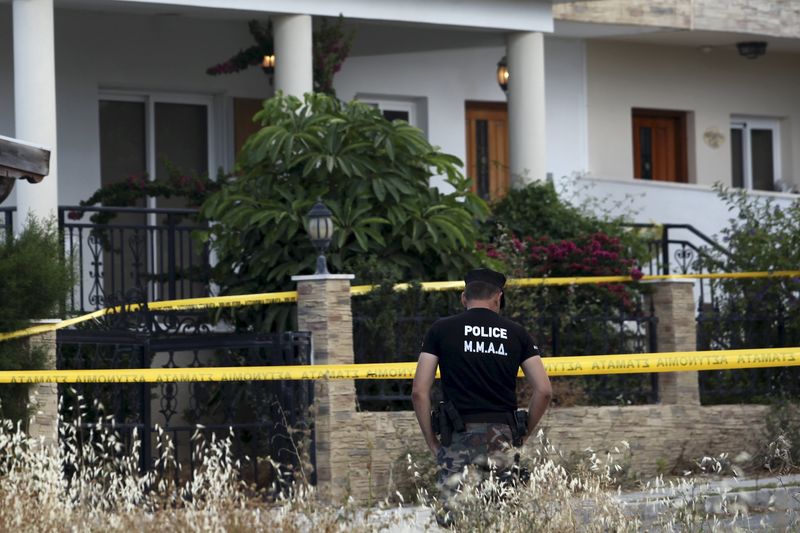 © Reuters. Policeman stands guard at a house where police discovered almost two tonnes of ammonium nitrate, in Larnaca, Cyprus