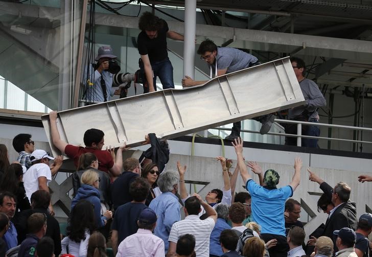 © Reuters. Un panel cae sobre la grada en la pista central de Roland Garros