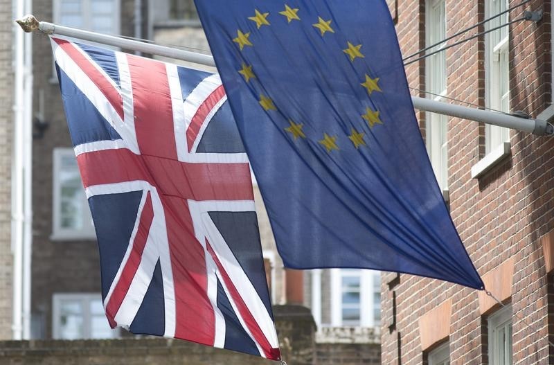 © Reuters. The Union Flag flies next to the European Flag outside the European Commission building in central London