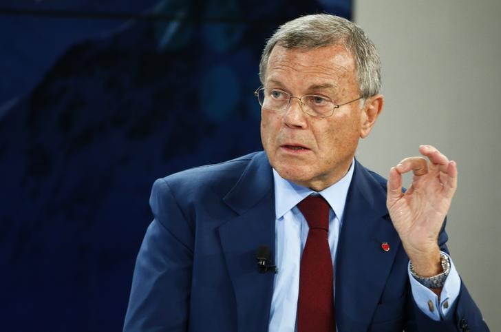 © Reuters. Sorrell, Chief Executive Officer of WPP, gestures during the session 'The BBC World Debate: A Richer World, but for Whom?' in the Swiss mountain resort of Davos