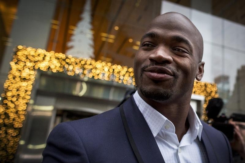 © Reuters. Suspended Minnesota Vikings running back Adrian Peterson exits following his hearing against the NFL over his punishment for child abuse, in New York