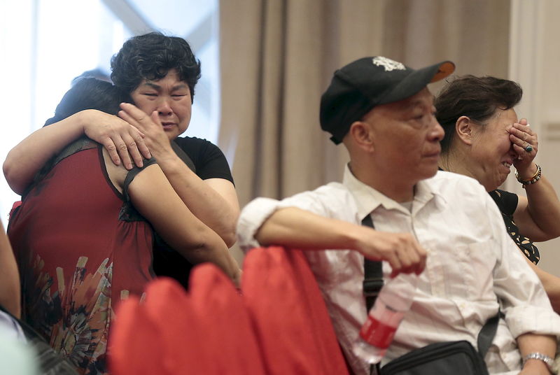 © Reuters. Familiares de passageiros do navio que afundou no rio Yangtze, na China 