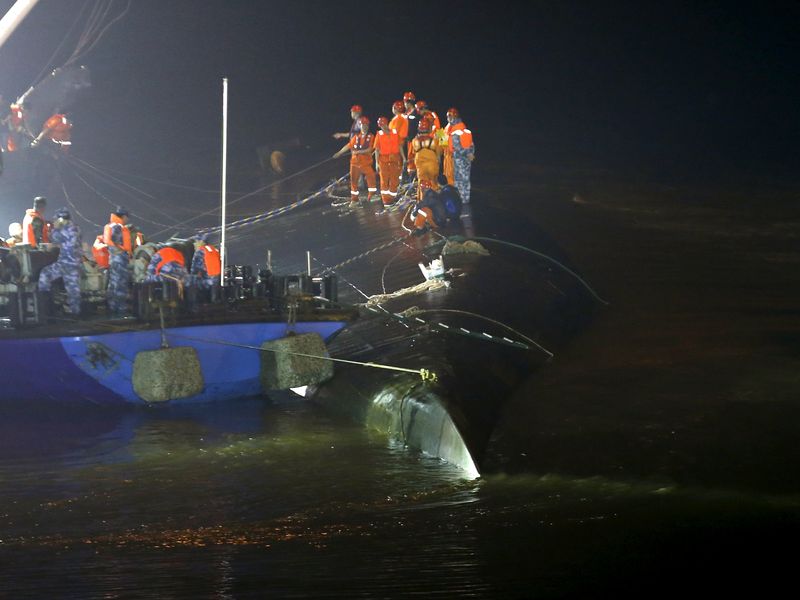 © Reuters. Un ferry chino con 458 personas se hunde en el río Yangtsé