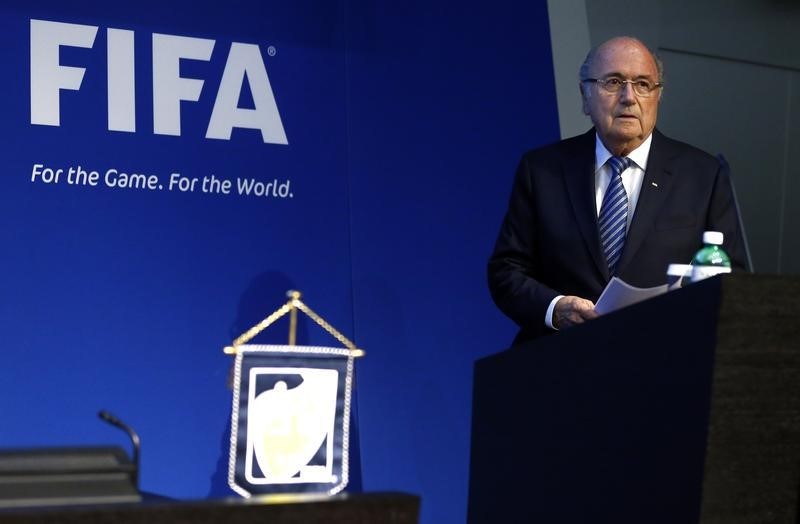 © Reuters. FIFA President Blatter gestures during a news conference at the FIFA headquarters in Zurich