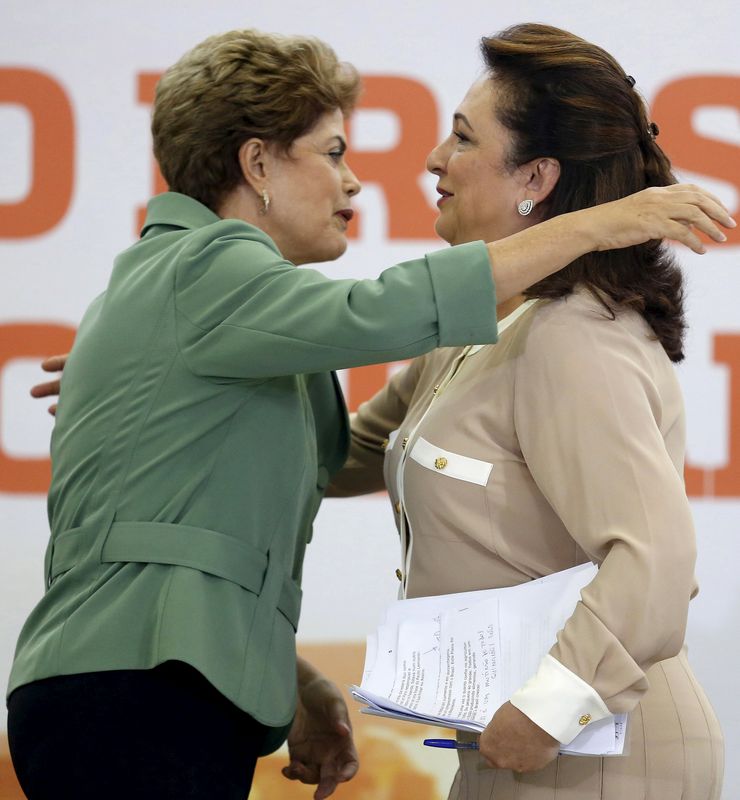 © Reuters. Presidente Dilma Rousseff abraça ministra da Agricultura, Kátia Abreu, em anúncio do Plano Safra 2015/16