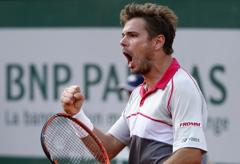 © Reuters. Wawrinka elimina a su compatriota Federer y pasa a semifinales de Roland Garros