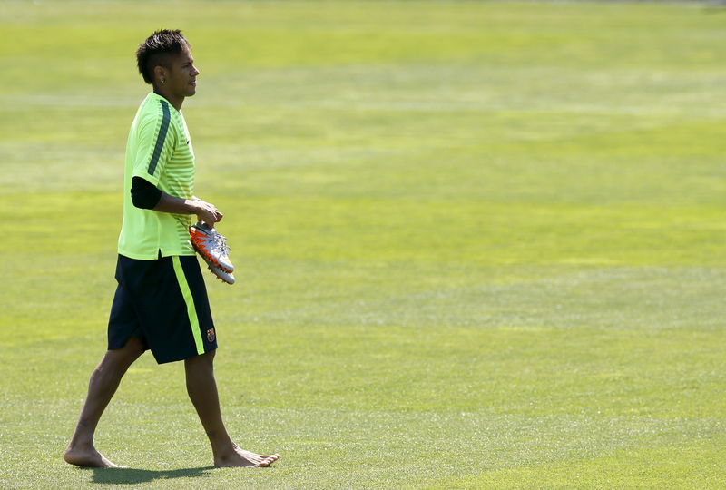 © Reuters. Neymar deixa campo após treino no Barcelona 