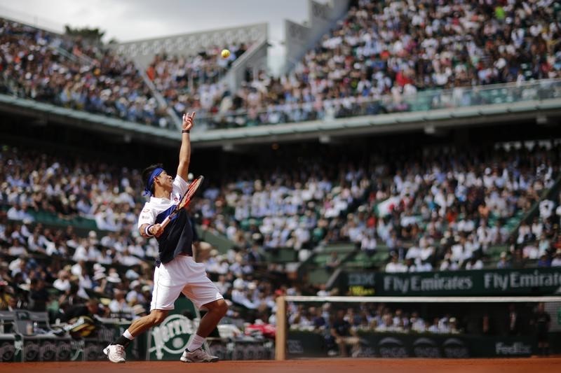 © Reuters. Kei Nishikori of Japan serves to Jo-Wilfried Tsonga of France during their men's quarter-final match during the French Open tennis tournament at the Roland Garros stadium in Paris