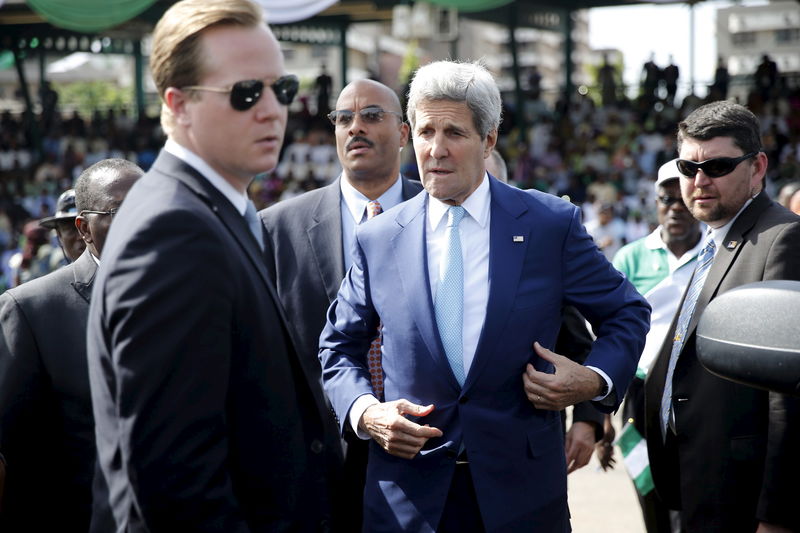 © Reuters. Secretário de Estado norte-americano John Kerry chega para evento na Nigéria