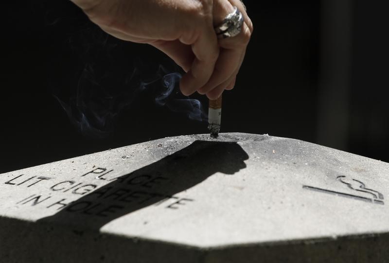 © Reuters. A woman disposes a cigarette in Los Angeles, California