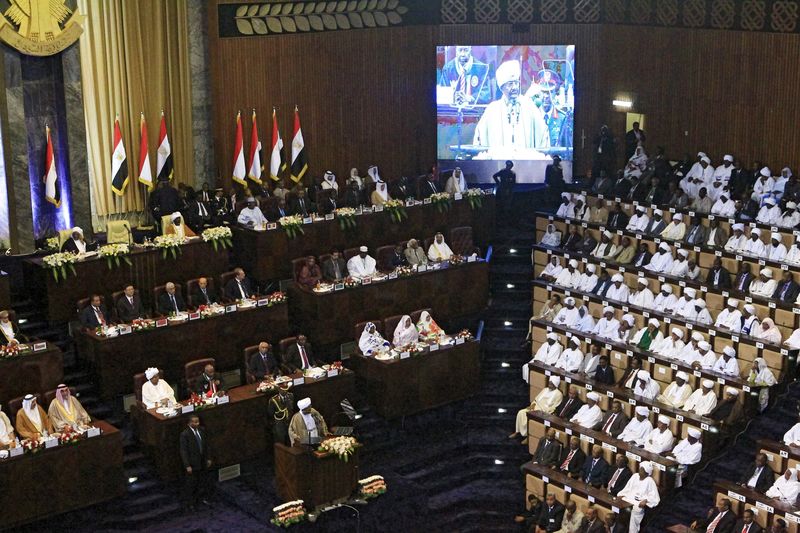 © Reuters. Presidente do Sudão, Omar Hassan al-Bashir, discursa ao Parlamento