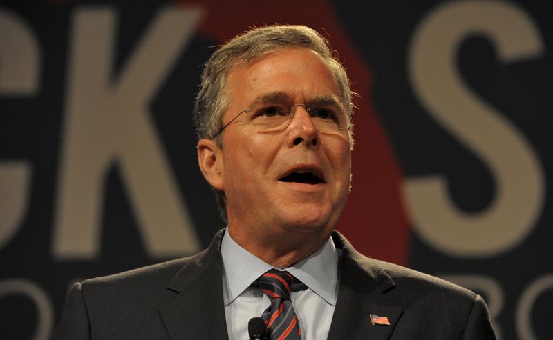 © Reuters. Republican presidential hopeful Bush, the former governor of Florida, addresses an economic summit in Orlando