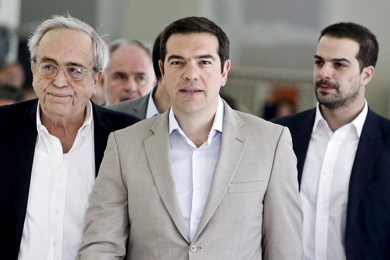 © Reuters. Premiê grego, Alexis Tsipras  (C), ao lado do Ministro da Cultura, Aristides Baltas (E) e o porta-voz do governo, Gabriel Sakellaridis (D), durante visita ao ministério