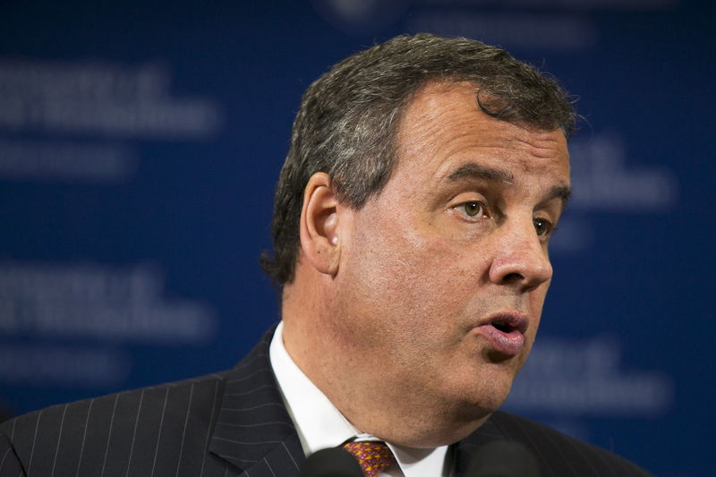 © Reuters. Possible Republican presidential candidate and New Jersey Governor Chris Christie speaks at the University of New Hampshire at Manchester