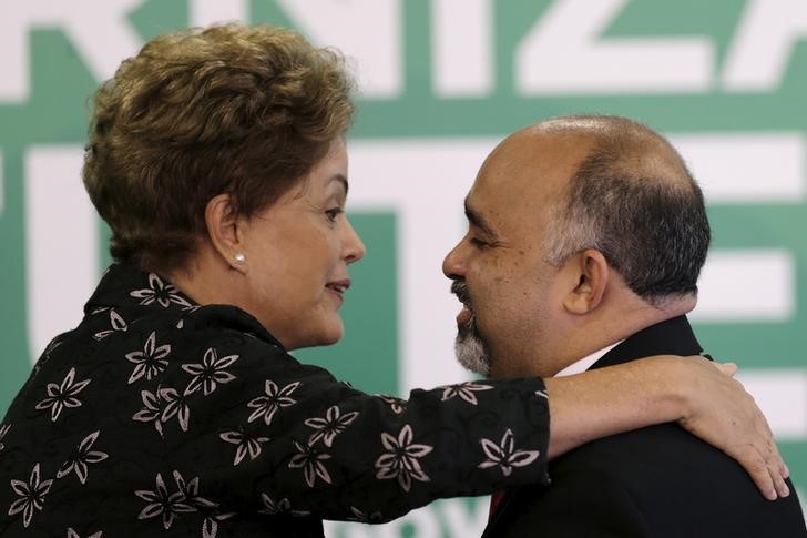 © Reuters. Presidente Dilma Rousseff cumprimenta ministro do Esporte, George Hilton, durante cerimônia no Palácio do Planalto, em Brasília