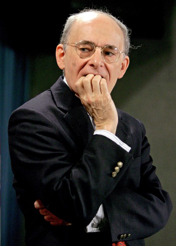 © Reuters. File photo of human rights lawyer David Matas at a news conference in Ottawa