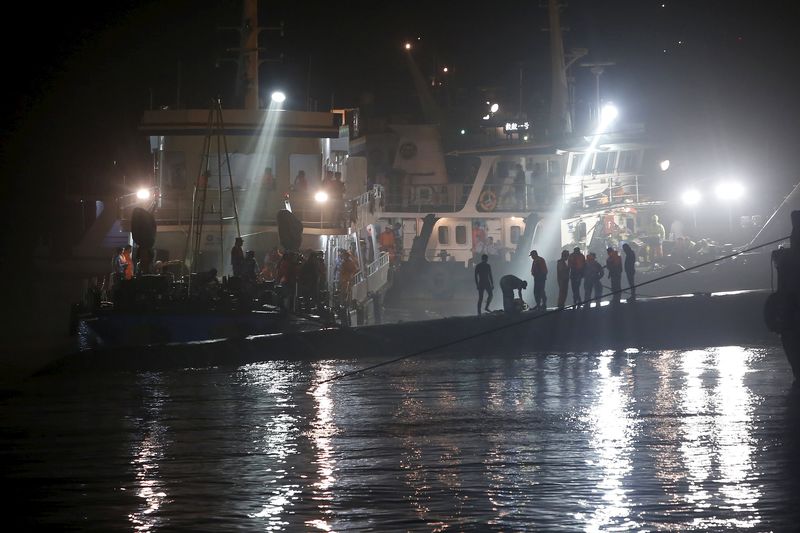 © Reuters. Agentes de resgate trabalham no local do naufrágio de um navio no rio Yangtzé