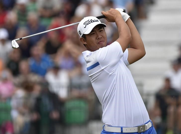 © Reuters. Byeong-Hun An of South Korea watches his tee shot during the final round of the British Open Championship at the Royal Liverpool Golf Club in Hoylake