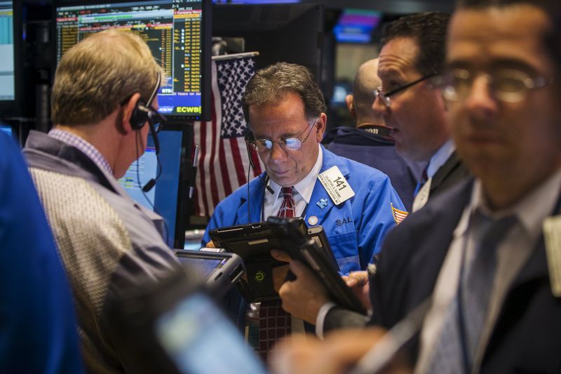 © Reuters. Traders work on the floor of the New York Stock Exchange shortly after the opening bell