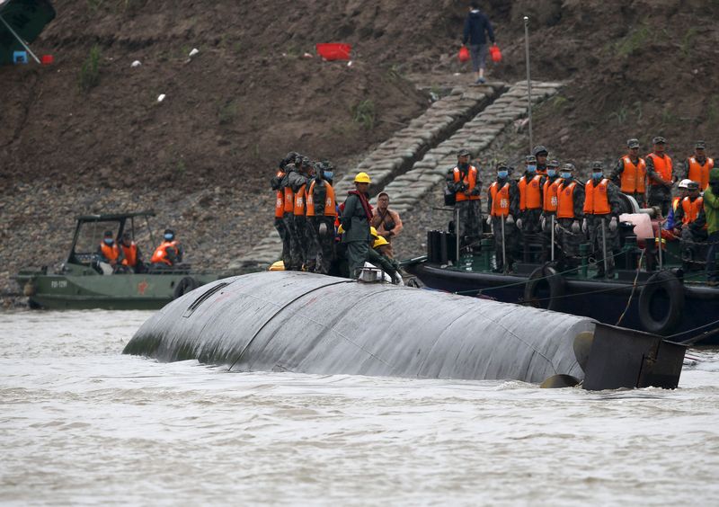 © Reuters. Los buzos revisan el barco chino hundido, la cifra de muertos se duplica a 14