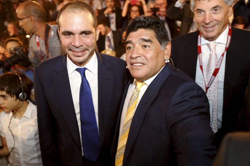 © Reuters. Venezolano Maduro sugiere a Maradona como presidente de la FIFA