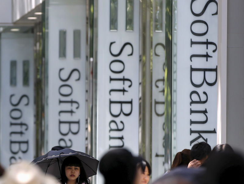 © Reuters. Pedestrians walk past logos of SoftBank Corp in front of its branch in Tokyo
